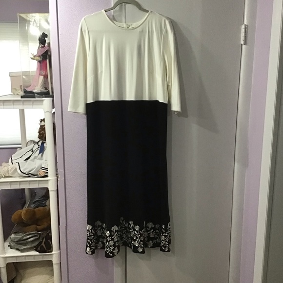 Woman’s Dress - Picture 3 of 12